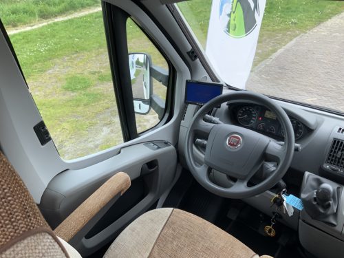 B&uuml;rstner Nexxo 569 Semi-integrated, Train seat, French bed, two swivel chairs, small camper, Year 2010 Camper centrum on the road photo: 18