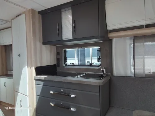 Hobby De Luxe 495 WFB with separate shower and toilet photo: 3
