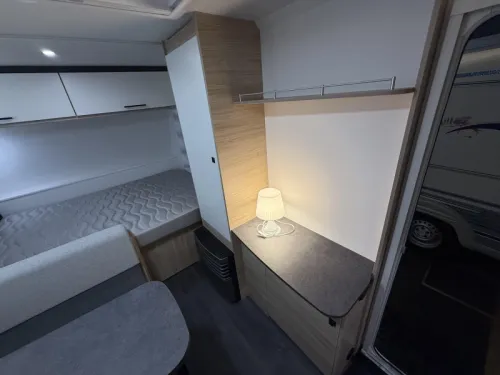 Caravelair Alba 400 FESTBETT DINETTE MARKISE Foto: 14