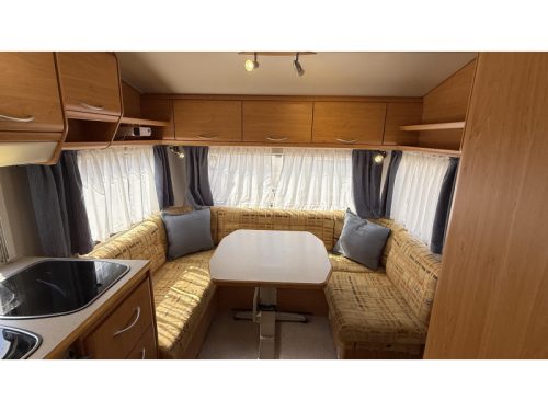 Knaus Blue Line 450 TF franz&ouml;sisches Bett Rundsitzgruppe Toilette Foto: 2
