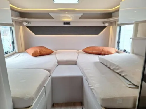 Hymer Tramp S 585 CAMA ABATIBLE + CAMAS INDIVIDUALES foto: 13