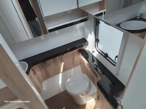 Hobby De Luxe 495 WFB with separate shower and toilet photo: 9