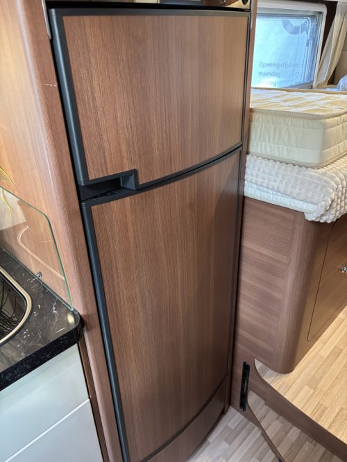 LMC Comfort T LITS JUMEAUX + BANQUETTE RONDE CLIM DE TOIT 150CV 6.99M photo : 9