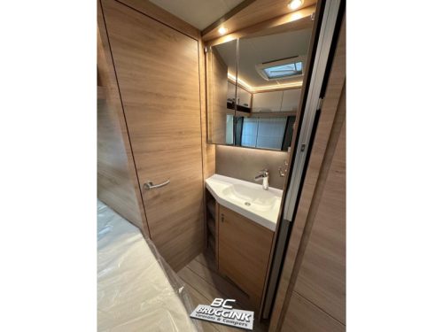 Knaus Sudwind Black Selection 450 FU FRENCH BED 1700 KG photo: 8