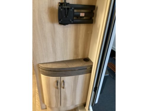 Hobby De Luxe 460 SFF Freestanding bed/Shower photo: 15