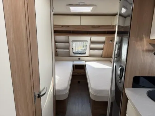Hobby De Luxe 495 UL fully equipped! Mover/Awning/etc photo: 11