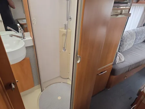 Hymer B Klasse 544 Ger&auml;umige Sitzgruppe Foto: 7