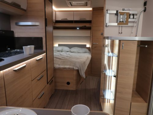 Knaus Sudwind Black Selection 500 FU ROUND SEATING FRENCH BED photo: 3