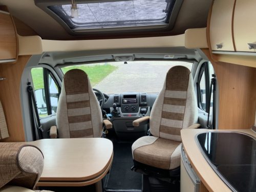 B&uuml;rstner Nexxo 569 Semi-integrated, Train seat, French bed, two swivel chairs, small camper, Year 2010 Camper centrum on the road photo: 10