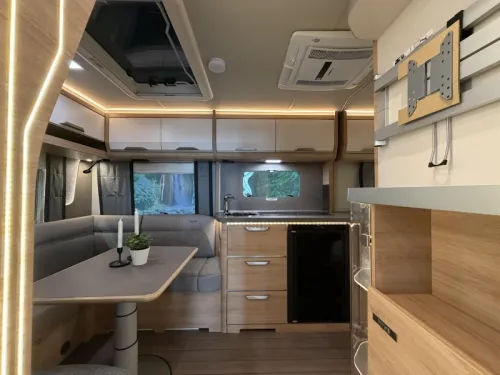 Knaus Sudwind Black Selection 450 FU Dachklimaanlage / franz&ouml;sisches Bett Foto: 13