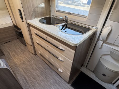 Hobby De Luxe 490 KMF met STAPELBED **6 Slaapplaatsen/Mover/1e eigenaar//Lichtmetalen velgen black/2x zonnepaneel/Autark/Nette caravan foto: 18
