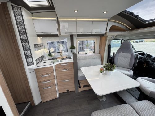 Adria Matrix Plus 670 DC Queensbed Hubbett Wechselrichter Foto: 10