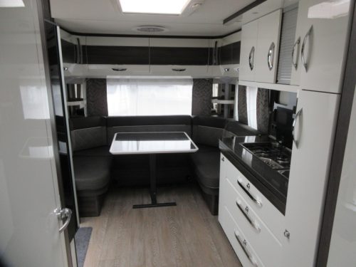Hobby Prestige 560 UL RONDZIT HOGE KOELKAST Foto: 3