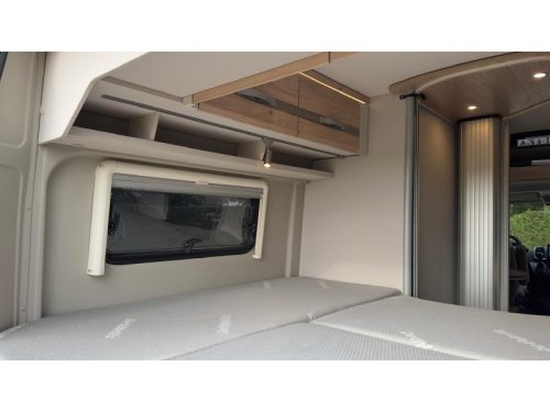 Dethleffs Globetrail Advantage 600 DR transverse bed pop-top roof upper bed photo: 11