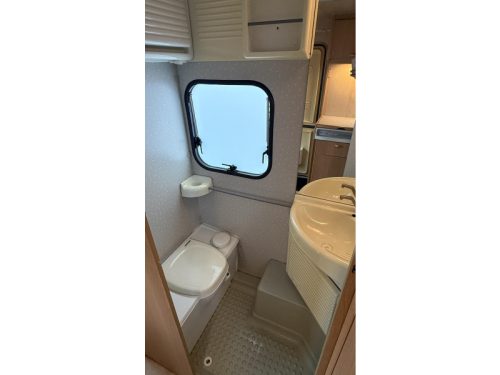 Adria Optima 425 TK 2x seating group fixed toilet photo: 4