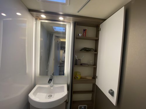 B&uuml;rstner Nexxo Van 700 Qeensbed photo: 19