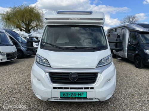 Hymer Tramp 698 Semi-integrated with Pop-top roof AND Queen bed 2X Air conditioning, Solar very few km's! photo: 6