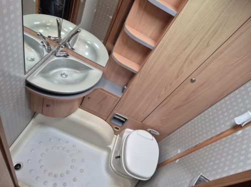 B&uuml;rstner 525 TS Belcanto Queens bed small awning photo: 15