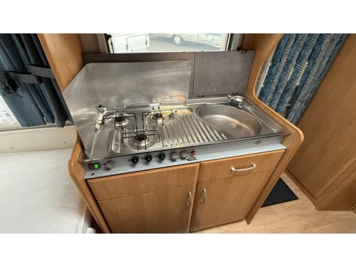 Hobby De Luxe 400 SB dinette fixed bed toilet photo: 7