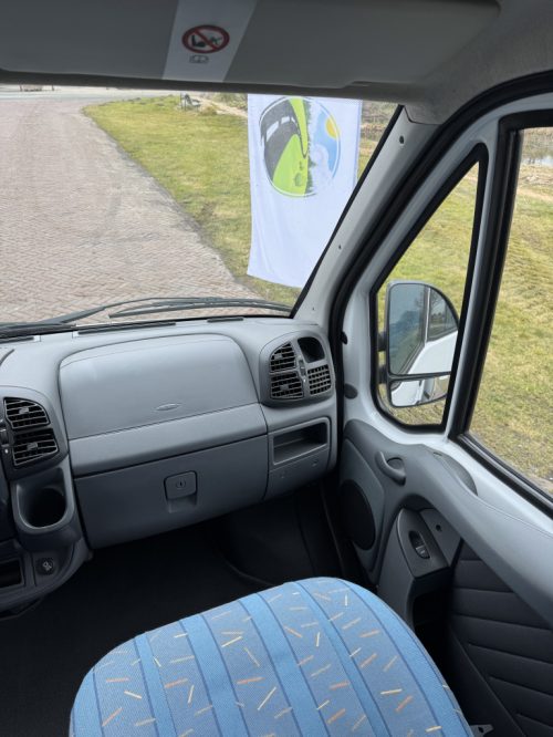 Dethleffs Globebus 1 110 HP, Transverse bed, half-dinette, swivel seats, Engine air conditioning, neat camper, length 6.00 Year 2006 Camper centrum on the road Marum photo: 17