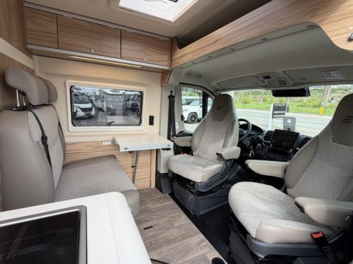 Hymer Yellowstone Cross-Over 180PS 9T-Automatik Einzelbetten Solarpaneele Foto: 12