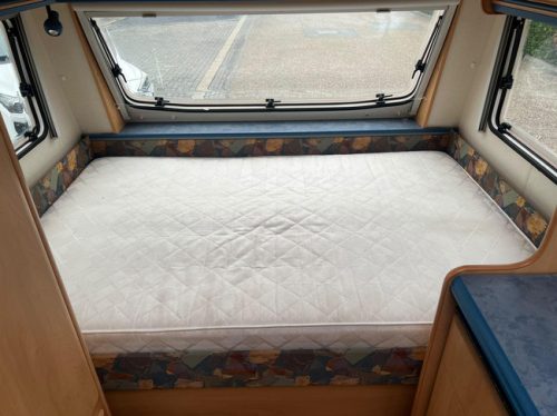 Hobby De Luxe 400 SF | Awning | Bike rack | Mover Semi Automatic | Fixed bed | Dinette (Train seat) | Tempo 100 | Shock absorbers photo: 16
