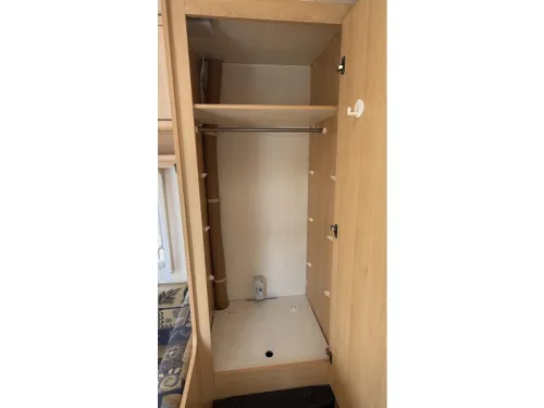 Chateau Calista 390 TDZ dinette fixed bed toilet photo: 5