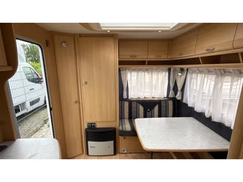 Dethleffs Camper 440 DB Rundsitzgruppe Festbett Toilette Foto: 3