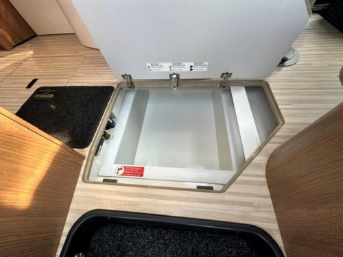 Carthago C-Tourer I 149 NO DROP-DOWN BED LEVEL SYSTEM photo: 17