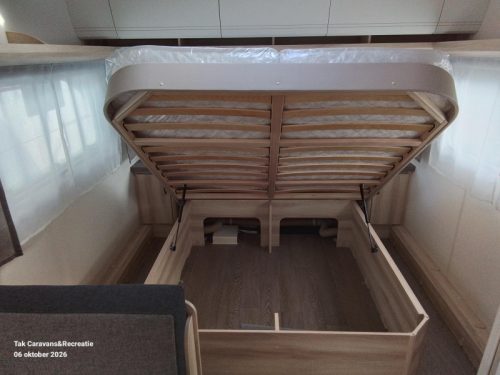 Hobby De Luxe 460 SFF Model 2027 with queen-size bed photo: 6