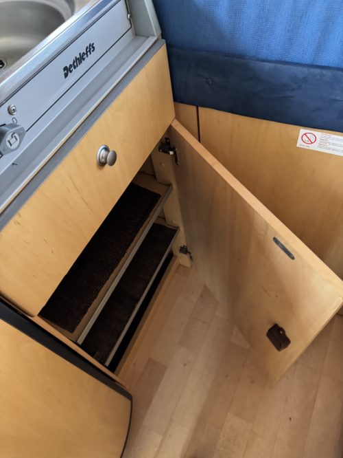 Dethleffs Globebus 1 110 HP, Transverse bed, half-dinette, swivel seats, Engine air conditioning, neat camper, length 6.00 Year 2006 Camper centrum on the road Marum photo: 10