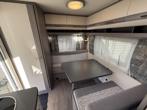 Hobby On Tour 390 SF FIXED BED MOVER AWNING TOP  photo: 16