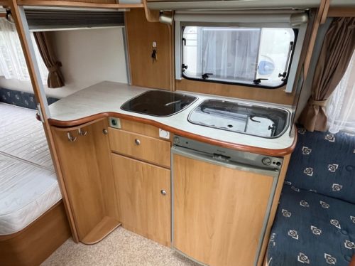Avento 470 Tf Gran Turismo Franz&ouml;sisches Bett , Rundsitzgruppe , Rangierhilfe Foto: 3