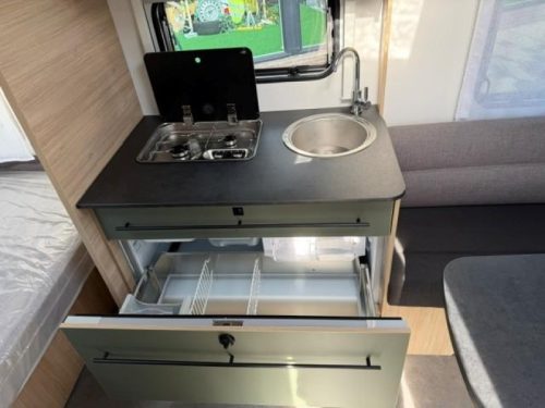 Caravelair Sport Line 455 French bed - Spacious dinette photo: 10