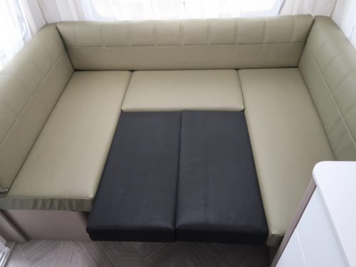 Dethleffs C'go Active 495 FR GER&Auml;UMIGE AUFTEILUNG UND HOHER K&Uuml;HLSCHRANK Foto: 13