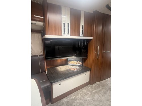Fendt BRILLANT 650 in new condition Queen bed awning Thule mover Truma xt screen door leather TV roof air conditioning Truma large roof hatch oven xxl refrigerator photo: 13