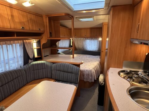 Hobby De luxe Easy 560 KMFE Etagenbett Sitzgruppe Franz&ouml;sisches Bett Foto: 9