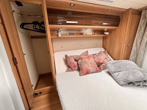 Knaus Sun Ti 700 LX Premium mit Queensbett Foto: 11