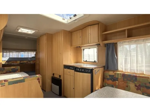 Dethleffs Camper 490 TK 2x Sitzgruppe Etagenbett Foto: 3