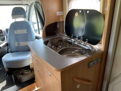 Adria Compact 2.3 MultiJ. 130 PS, Teilintegriert, franz&ouml;sisches Bett hinten, Motorklimaanlage, Anh&auml;ngerkupplung, kleiner Camper, Bj. 2009 Camp centrum on the road Marum Foto: 11