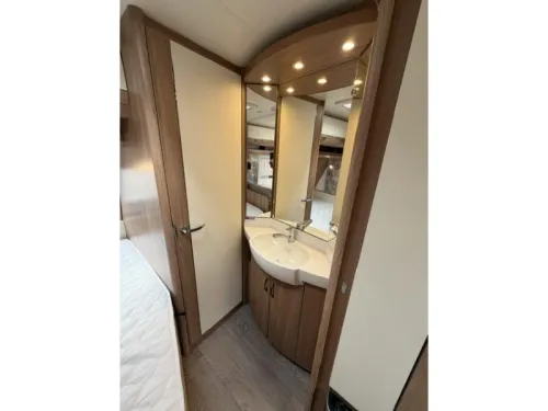 Hobby De Luxe 400 SFE Incl. Mover and Awning photo: 16