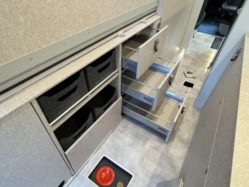 Hymer Grand Canyon S 700 4x4 - Aufstelldach - L&auml;ngsbett Foto: 18