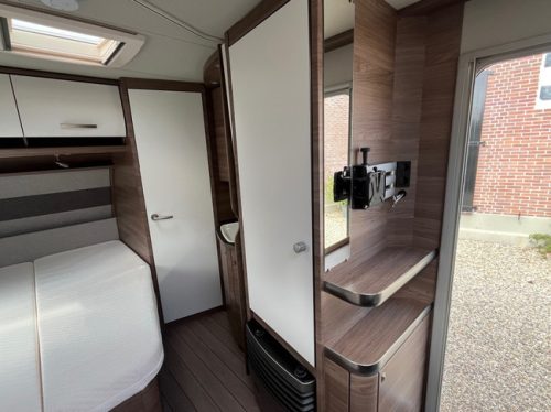 Knaus 450 Fu Sport Franz&ouml;sisches Bett, Rangierhilfe, Klimaanlage, Neuzustand! Foto: 9