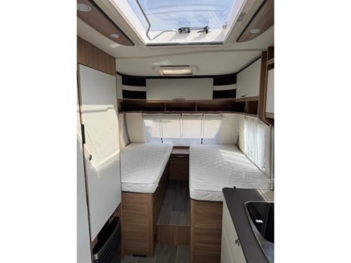 B&uuml;rstner Premio Plus 520 TL spacious family caravan photo: 9