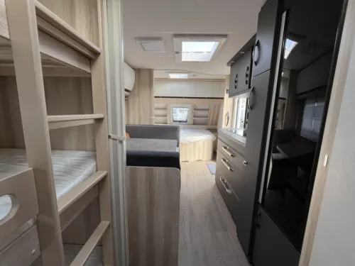Hobby De Luxe 545 KMF sfeer-3bed-c6e-vloerv-etc  Foto: 10