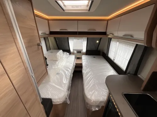 Knaus Sudwind Black Selection 500 EU ENKELE BEDDEN-VLOERVERW Foto: 10