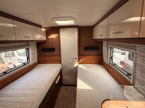 LMC H747 Single beds and a pop-top roof, bearlock, camera photo: 5