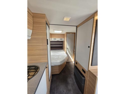 Dethleffs Summer Edition 470 FR U-shaped dinette, French bed photo: 10
