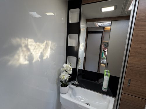 Knaus Van TI Vansation 650 MEG AUTOMAAT 9-Traps 180 pk Euro6 Fiat Ducato 8 **Einzelbetten/Satelliten-TV/Navi/Kamera/Lithium/Anh&auml;ngerkupplung/T Foto: 23