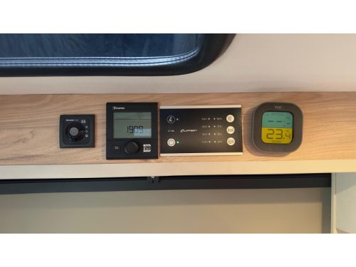 Dethleffs Globetrail Advantage 600 DR transverse bed pop-top roof overhead bed photo: 21